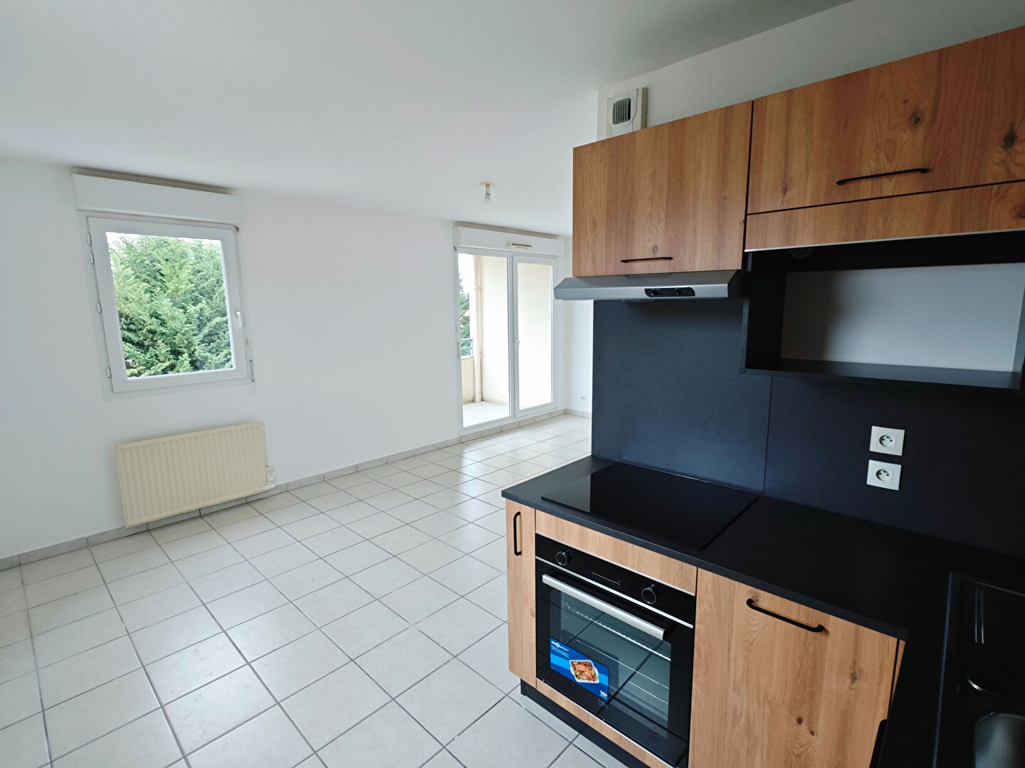 A LOUER CENTRE  AMBERIEU EN BUGEY T2 de 43m\u00b2  BALCON PARKING S\/S
