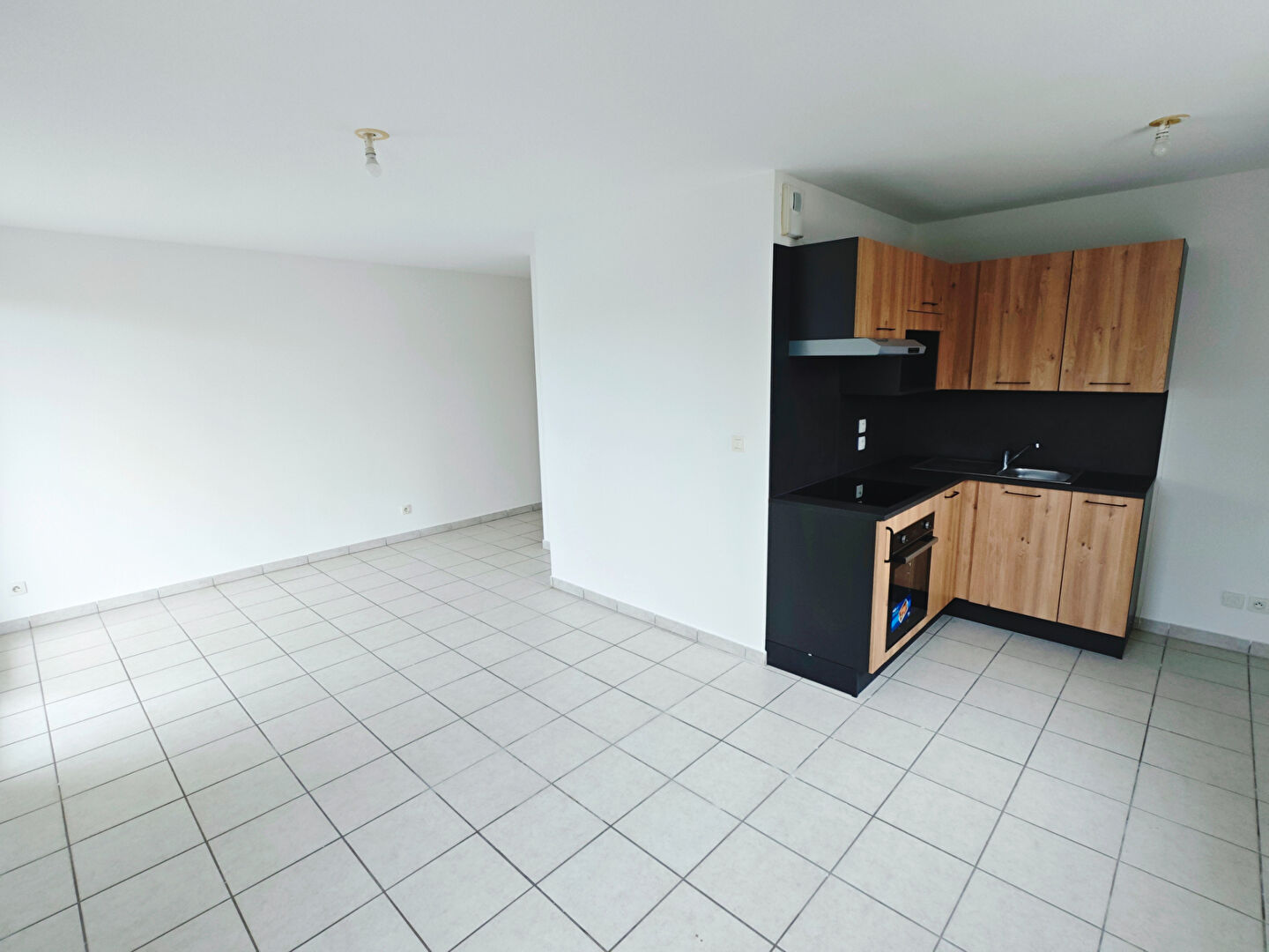 A LOUER CENTRE  AMBERIEU EN BUGEY T2 de 43m\u00b2  BALCON PARKING S\/S 2